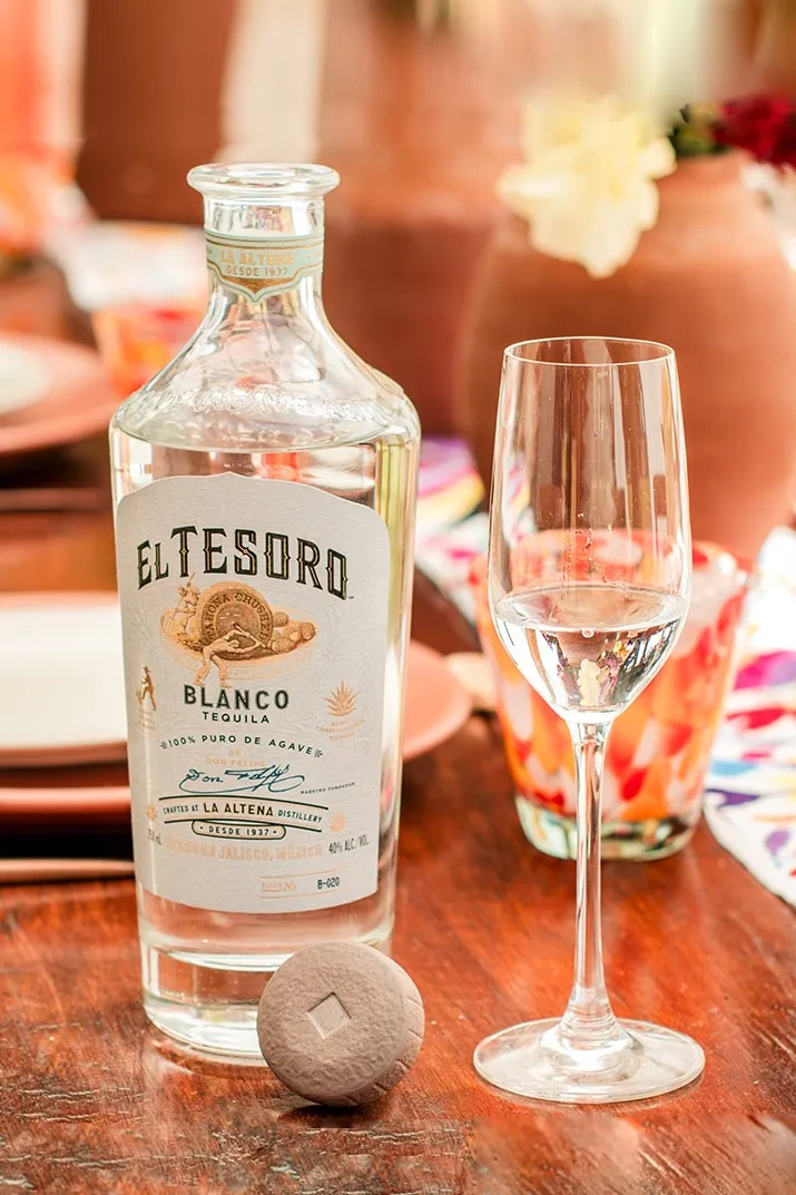 Blanco-Bottle-Tequila-ElTesoro